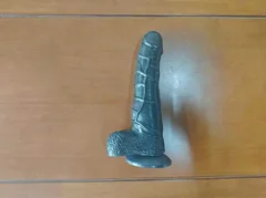لقطة توضيحية أخرى للقضيب الصناعي ملتصقا بالسطح الخشبي