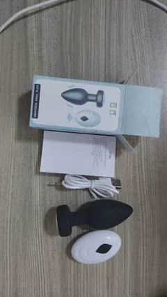 محتويات العلبة مع السدادة الهزازة وجهاز التحكم وكابل USB ودليل الاستخدام
